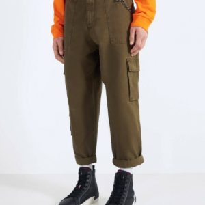 Cargo trousers with chain